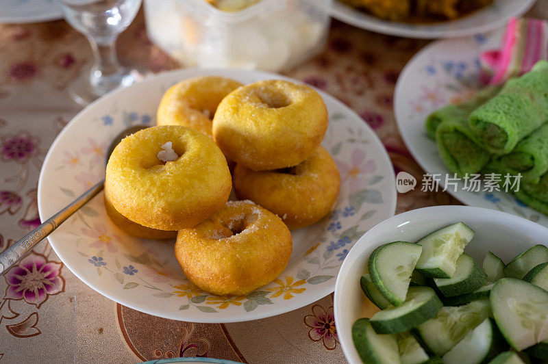 马来西亚流行的什锦甜点或简称为Kuih Keria。斋月食物为布卡普萨宴。